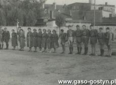 7846.Harcerze z Gostynia na zbiorce przed wyjazdem na zlot Hufca w Poniecu (1958 r.)