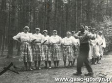 7911.Oboz w Lebie Blekitnej 8 im. J. Kilinskiego przy Cechu Rzemiosl Roznych w Gostyniu (1959 r.)-nauke tancow ludowych prowadzi druh Dembinski