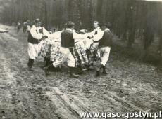 7912.Oboz w Lebie Blekitnej 8 im. J. Kilinskiego przy Cechu Rzemiosl Roznych w Gostyniu (1959 r.)-nauke tancow ludowych prowadzi druh Dembinski