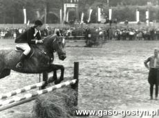 7942.Stadion w Gostyniu - zawody hippiczne podczas wystawy rolniczej (1969 r.)