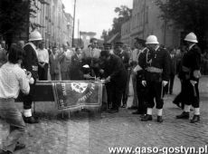 7947.Rynek w Gostyniu - uroczystosc jubileuszowa 75-lecia Ochotniczej Strazy w Gostyniu (25 sierpnia 1974 r.), wreczenie sztandaru gostynskiej jednostce