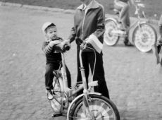 7954.Rynek w Gostyniu - pochod 1-majowy (1 maja 1980 r.).JPG