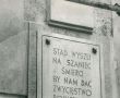 7971.Tablica umieszczona w roku 1947 r. na ratuszu w Gostyniu ku czci rozstrzelanych przez Niemcow mieszkancow miasta i okolicy. Tekst przygotowal ks. Franciszek Olejniczak