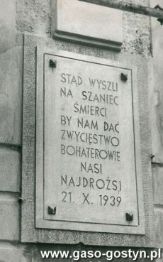 7971.Tablica umieszczona w roku 1947 r. na ratuszu w Gostyniu ku czci rozstrzelanych przez Niemcow mieszkancow miasta i okolicy. Tekst przygotowal ks. Franciszek Olejniczak