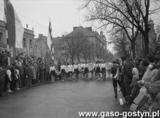 7993.Pochod 1-majowy w Gostyniu (ulica Swierczewskiego, obecnie Edmunda Bojanowskiego)