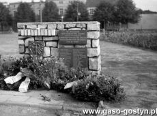 8049.Pierwszy pomnik (odsloniety w 1974 r.) ku czci 30 obywateli ziemi gostynskiej rozstrzelanych przez hitlerowcow w dniu 21 pazdziernika 1939 roku