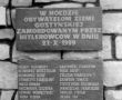 8050.Pierwszy pomnik (odsloniety w 1974 r.) ku czci 30 obywateli ziemi gostynskiej rozstrzelanych przez hitlerowcow w dniu 21 pazdziernika 1939 roku