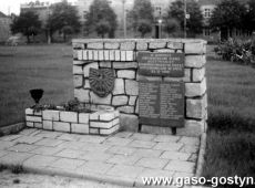 8051.Pierwszy pomnik (odsloniety w 1974 r.) ku czci 30 obywateli ziemi gostynskiej rozstrzelanych przez hitlerowcow w dniu 21 pazdziernika 1939 roku