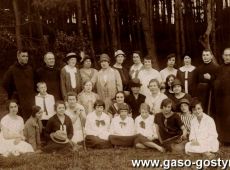 806.Pamiatkowe zdjecie z wycieczki czlonkin Towarzystwa Czytelni dla Kobiet w Gostyniu do Zakladu Braci Milosierdzia w Marysinie (1 lipca 1926 r.)