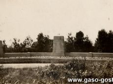 807.Pierwszy pomnik poswiecony powstancom wielkopolskim powstal na gostynskim cmentarzu w 1926 r., zburzony w czasie II wojny swiatowej  przez Niemcow (1940 r.)
