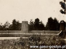 807.Pierwszy pomnik poswiecony powstancom wielkopolskim powstal na gostynskim cmentarzu w 1926 r., zburzony w czasie II wojny swiatowej  przez Niemcow (1940 r.)