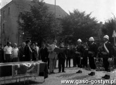 8084.Rynek w Gostyniu - uroczystosc jubileuszowa 75-lecia Ochotniczej Strazy Pozarnej w Gostyniu (25 sierpnia 1974 r.), wreczenie sztandaru gostynskim strazakom