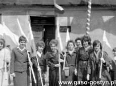 8091.Pochod 1-majowy w Gostyniu (ulica 1 Maja, 1965 r.)