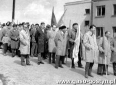8093.Miejsce zbiorki do pochodu 1-majowego w Gostyniu (1965 r.)