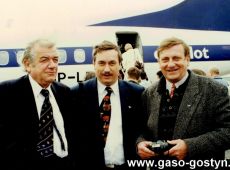 8095.Spotkanie na lotnisku – od lewej senator Zbigniew Religa, senator Zbigniew Kulak i general Miroslaw Hermaszewski