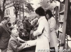 8101.Swieto Ksiazki i kiermasz przed Biblioteka Publiczna Miasta i Gminy w Gostyniu - swoje ksiazki podpisuje Waldemar Jerzy Kotowicz z Wroclawia (1974 r.)