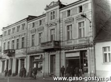 8138.Rynek w Gostyniu - sklepy z artykulami metalowymi i gospodarstwa domowego (lata 70. XX wieku)