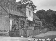 8162.Budynek mieszkalny na Pozegowie w Gostyniu (lata 70. XX wieku), pierwotnie wybudowany jako dworek dla sluzby folwarcznej Pozegowa wchodzacego w sklad majatku Kurnatowskich z Dusiny