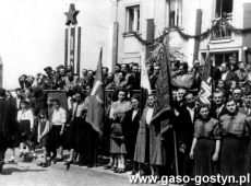 8175.Swieto Pracy - trybuna honorowa przed siedziba Komitetu Powiatowego PZPR przy ulicy Swierczerwskiego w Gostyniu.JPG