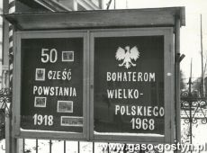 8184.Gablota przed PZGS w Gostyniu upamietniajaca Powstanie Wielkopolskie (styczen 1969 r.)