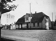 8201.Dom przy ulicy Powstancow Wlkp. w Gostyniu, pierwotnie wybudowany w 1812 roku jako rogatki miejskie i byl wowczas ostatnim budynkiem przy tej ulicy (zdjecie z lat 50. XX wieku)