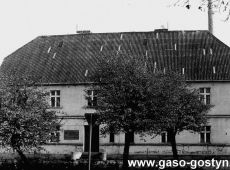 8202.Dom przy Placu K. Marcinkowskiego w Gostyniu (lata 80. XX w.), mieszkal w nim kpt. Jan Kulesza (burmistrz Gostynia), pierwsza siedziba Kasyna Gostynskiego, 1918-1919 siedziba Powiatowej Rady Ludowej