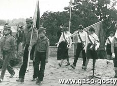 821. 42 rocznica wybuchu II wojny swiatowej-przemarsz pocztow sztandarowych na Gore Zamkowa (Gostyn 1981r.)