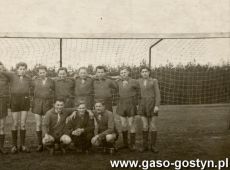 821.Pilkarze Zrzeszenia Sportowego Zryw przy Zasadniczej Szkole Metalowej w Gostyniu (boisko przy Hucie Szkla, 1954 r.)