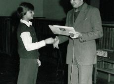 828.XI Festiwal Mlodych Instrumentalistow i VII Konkurs Recytatorski Z POEZJA NA CO DZIEN (Gostyn 1980r.)-Donata Tomaszewska odbiera nagrode glowna festiwalu.