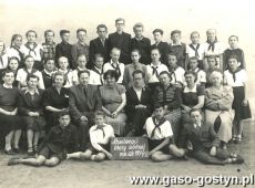 831.Grono pedagogiczne i absolwenci SP 1 w Gostyniu (1954 r.)