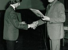 832.XI Festiwal Mlodych Instrumentalistow i VII Konkurs Recytatorski Z POEZJA NA CO DZIEN (Gostyn 1980r.)-Dariusz Wujek odbiera nagrode z rak dyr L. Majchrzaka