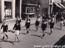 833.Pilkarze gostynskiej Kani w pochodzie pierwoszmjowym polaczonym z pochodem wiekow z okazji 1000-lecia Panstwa Polskiego (1 maja 1966 r.)