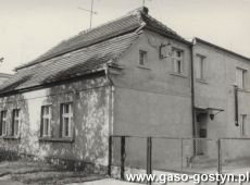 8346.Dom przy ulicy Swierczewskiego (obecnie Bojanowskiego) w Gostyniu (poczatek lat 80. XX wieku), wybudowany w 1926 roku przez budowniczego Franciszka Polaszka przy owczesnej ulicy Dobramysl