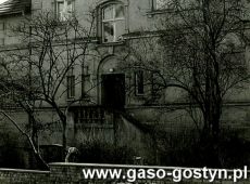 8356.Willa wybudowana przez radce sprawiedliwosci doktora Sarrazina przy Kroebener Strasse (obecnie ulica Wroclawska) w Gostyniu - zdjecie poczatku lat 80. XX wieku