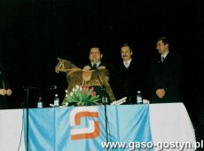 8360.Wizyta posla Ryszarda Kalisza w Gostyniu (2001 r.), gosc otrzymal upominek produkowany (jeszcze wtedy) w Spoldzielni Pallas w Gostyniu