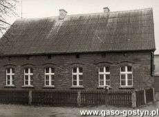 8364.Dom przy ulicy Poznanskiej w Gostyniu na poczatku lat 80. XX wieku (wybudowany na poczatku XX wieku) przez Wawrzyna Nowaka)