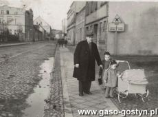 8367.Ulica Juliana Marchlewskiego w Gostyniu (1946 r.), na zdjeciu Mieczyslaw Wisniewski z wnukami, dziecmi Sylwestra Kaniewskiego - wyzsza Ewa, obok Janina, w wozku Jerzy