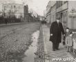 8367.Ulica Juliana Marchlewskiego w Gostyniu (1946 r.), na zdjeciu Mieczyslaw Wisniewski z wnukami, dziecmi Sylwestra Kaniewskiego - wyzsza Ewa, obok Janina, w wozku Jerzy