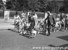 8369.Przedszkolacy na ulicy Wolnosci (obecnie Jana Pawla II) w Gostyniu