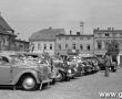 8378.Rynek w Gostyniu - udekorowane samochody podczas wiecu 1-majowego (1952 r.)