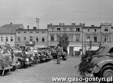 8378.Rynek w Gostyniu - udekorowane samochody podczas wiecu 1-majowego (1952 r.)