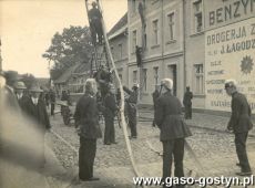 838.Cwiczenia strazakow ochotnikow na ulicy Zamkowej w Gostyniu (okres miedzywojenny)