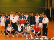 839.Uczestnicy meczu noworocznego pilki siatkowej (hala sportowa Szkoly Podstawowej nr 2 w Gostyniu, 2000 r.)