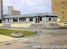 8408.Pierwszy sklep samoobslugowy przy ulicy XV-lecia PL (dzis ulica Wladyslawa Lokietka) w Gostyniu (lata 80. XX wieku)