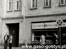 8409.Cukiernia przy ulicy PPR (obecnie Kolejowa) w Gostyniu na poczatku lat 80. XX wieku