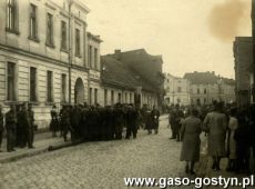 842. Zolnierze niemieccy i cywile  na Lissaerstrasse (Leszczynskiej, obecnie ulica Powstancow Wlkp.) w Gostyniu (wrzesien 1939 r.)