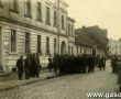 842. Zolnierze niemieccy i cywile  na Lissaerstrasse (Leszczynskiej, obecnie ulica Powstancow Wlkp.) w Gostyniu (wrzesien 1939 r.)