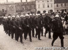 843.Rynek w Gostyniu - przemarsz strazakow (okres miedzywojenny)