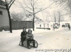8431.Na sankach, ulica Mlynska w Gostyniu (1963 r.)