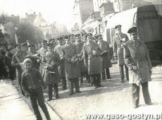 8437.Orkiestra Deta Cukrowni Gostyn pod babtuta kapelmistrza Zygmunta Kolakowskiego (Rynek w Gostyniu, 1984 r.)